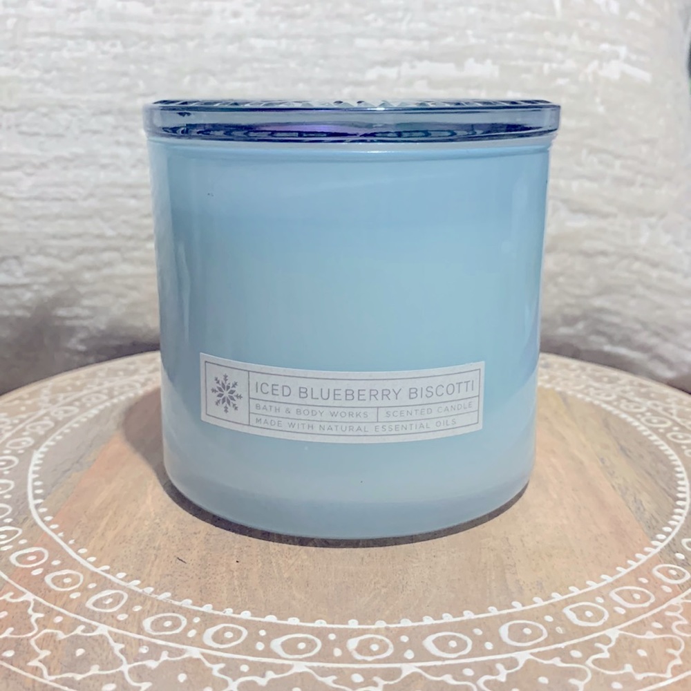 Bath and Body Works Iced Blueberry Biscotti 3 wick Candle